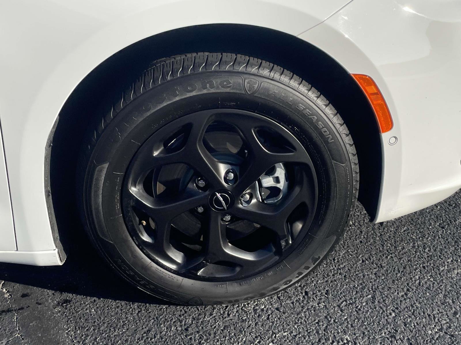 Certified 2024 Chrysler Pacifica Limited image 14