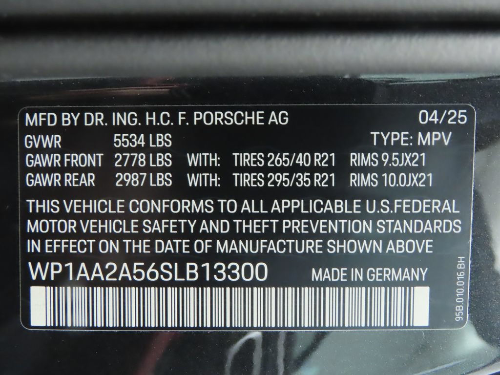 Certified 2025 Porsche Macan AWD/4WD image 36