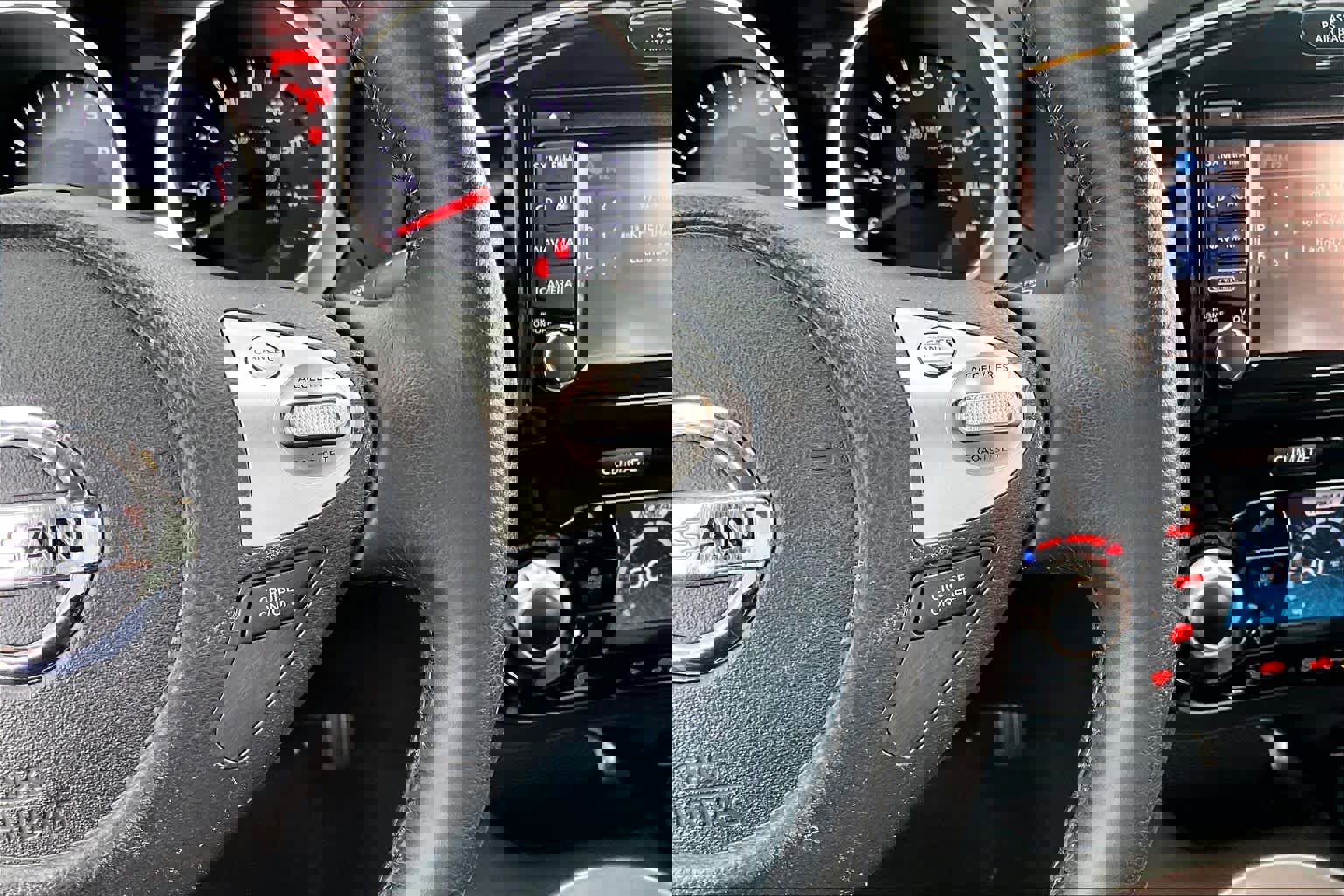 Used 2016 Nissan Juke SL FWD image 25