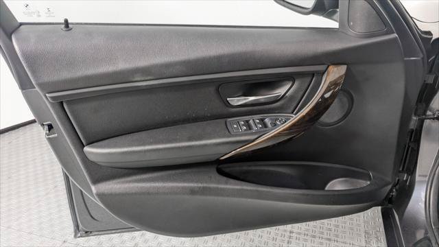 Used 2016 BMW 320i xDrive Sedan w/ Sport Package AWD/4WD image 10