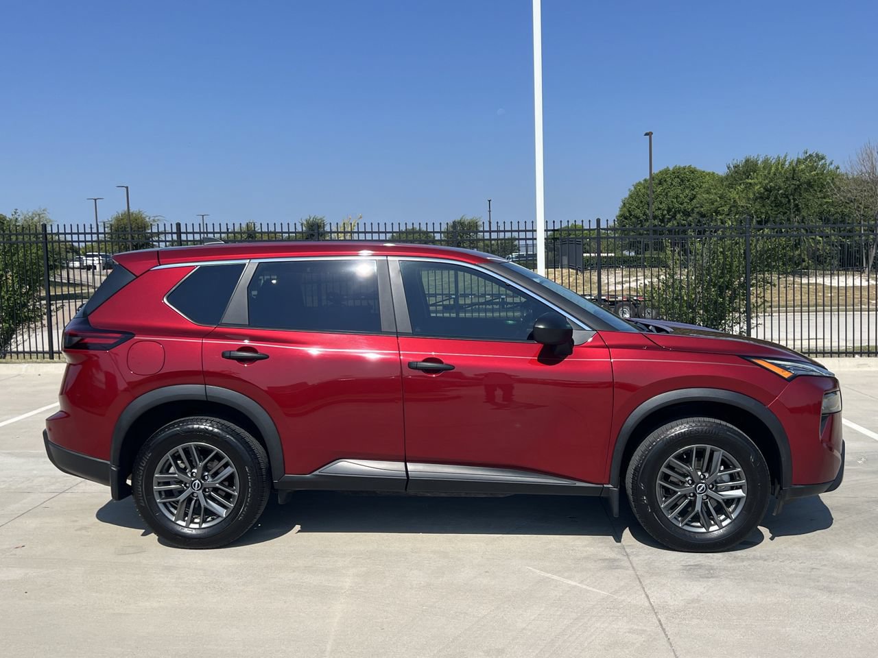 Used 2025 Nissan Rogue S FWD image 3
