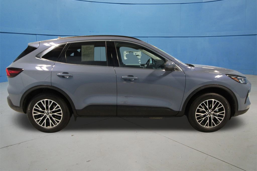 Used 2025 Ford Escape SE FWD image 35