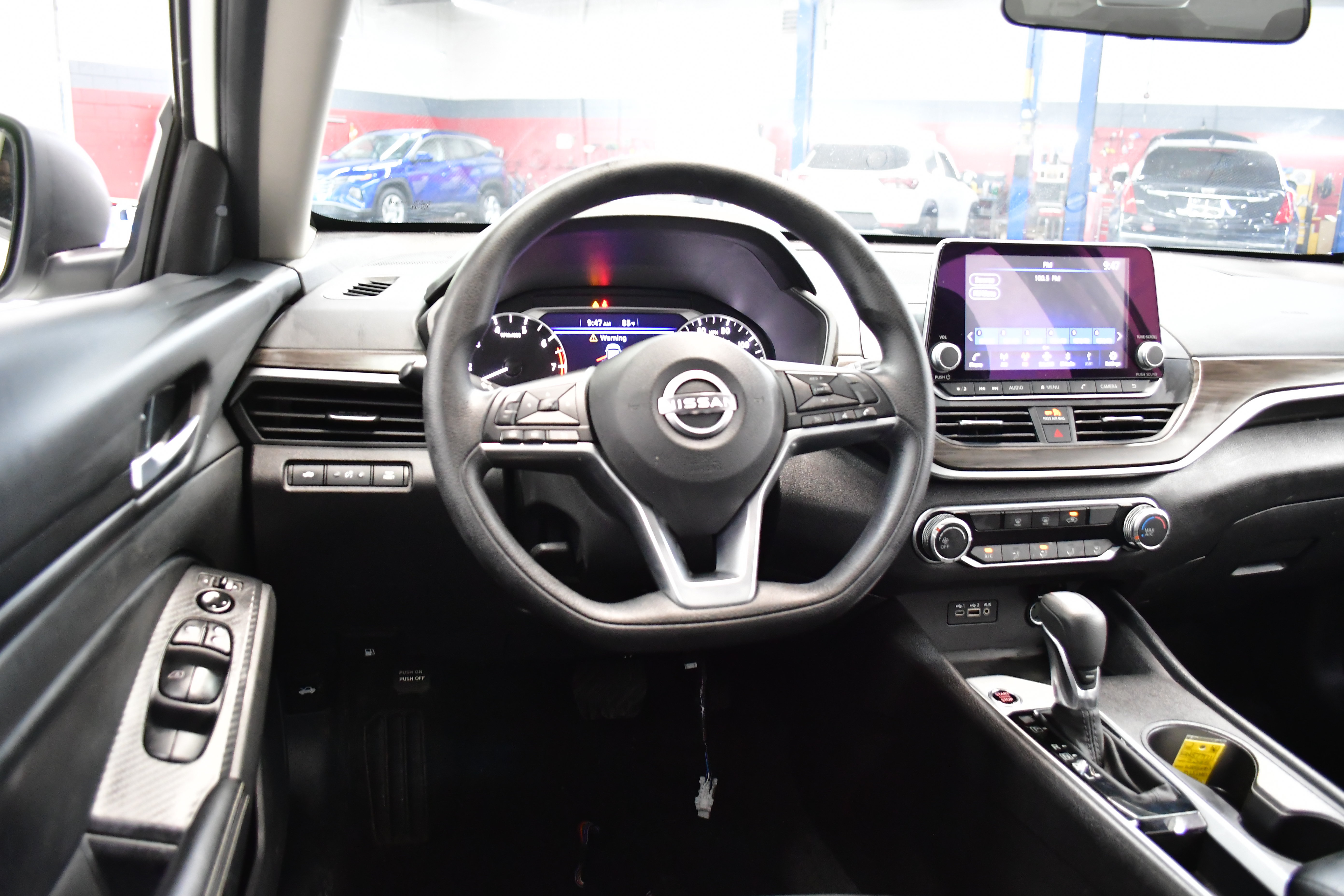 Used 2025 Nissan Altima 2.5 SV FWD image 8