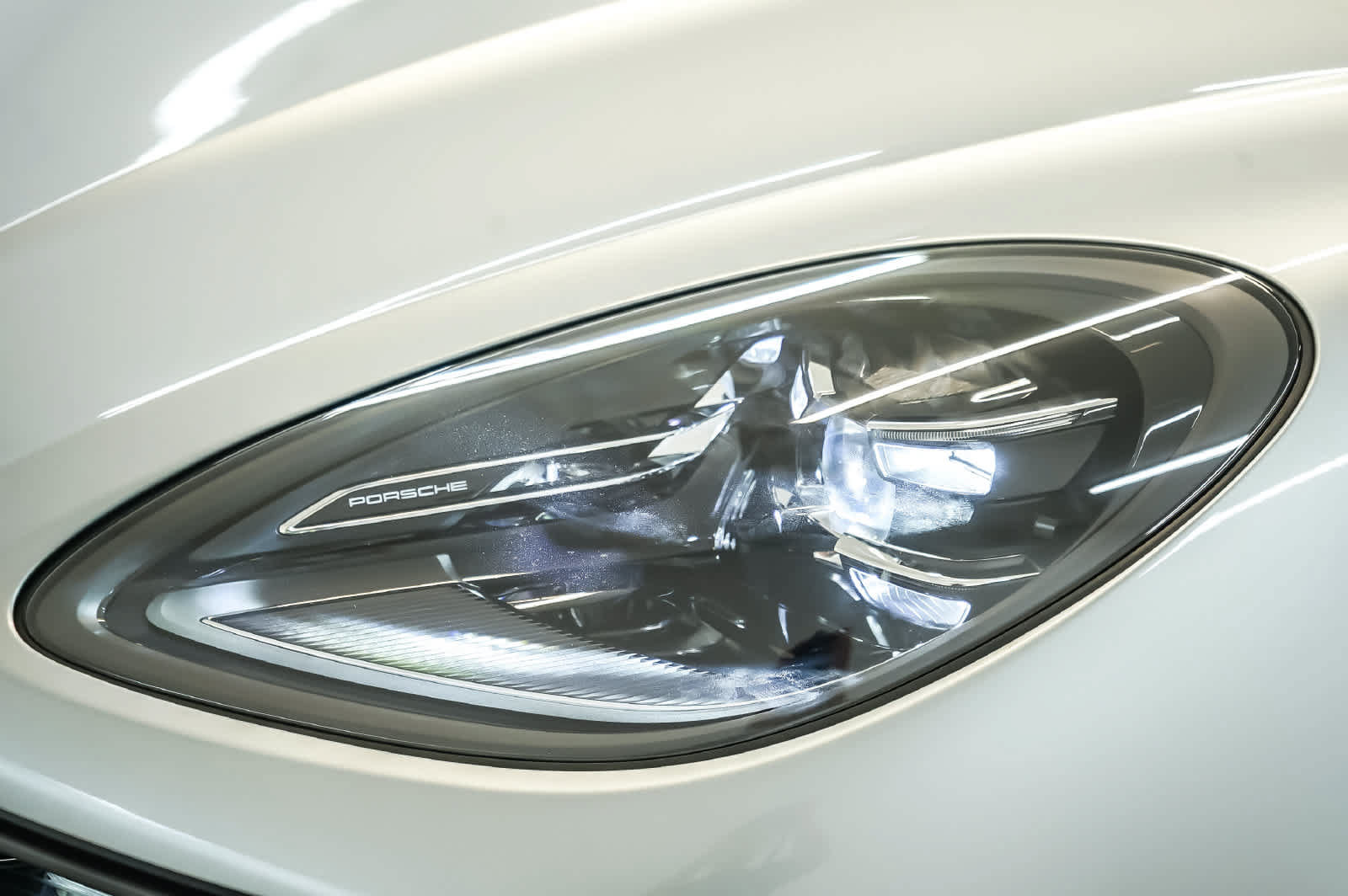 Certified 2026 Porsche Macan AWD/4WD image 12