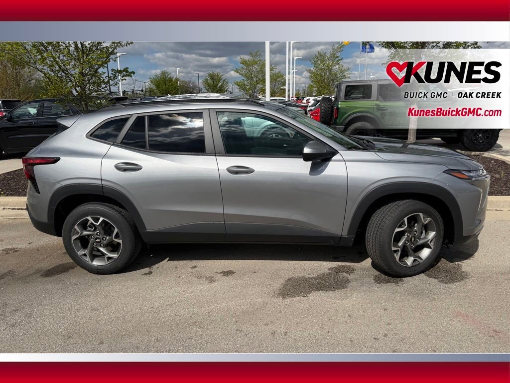Used 2025 Chevrolet Trax LT FWD image 4