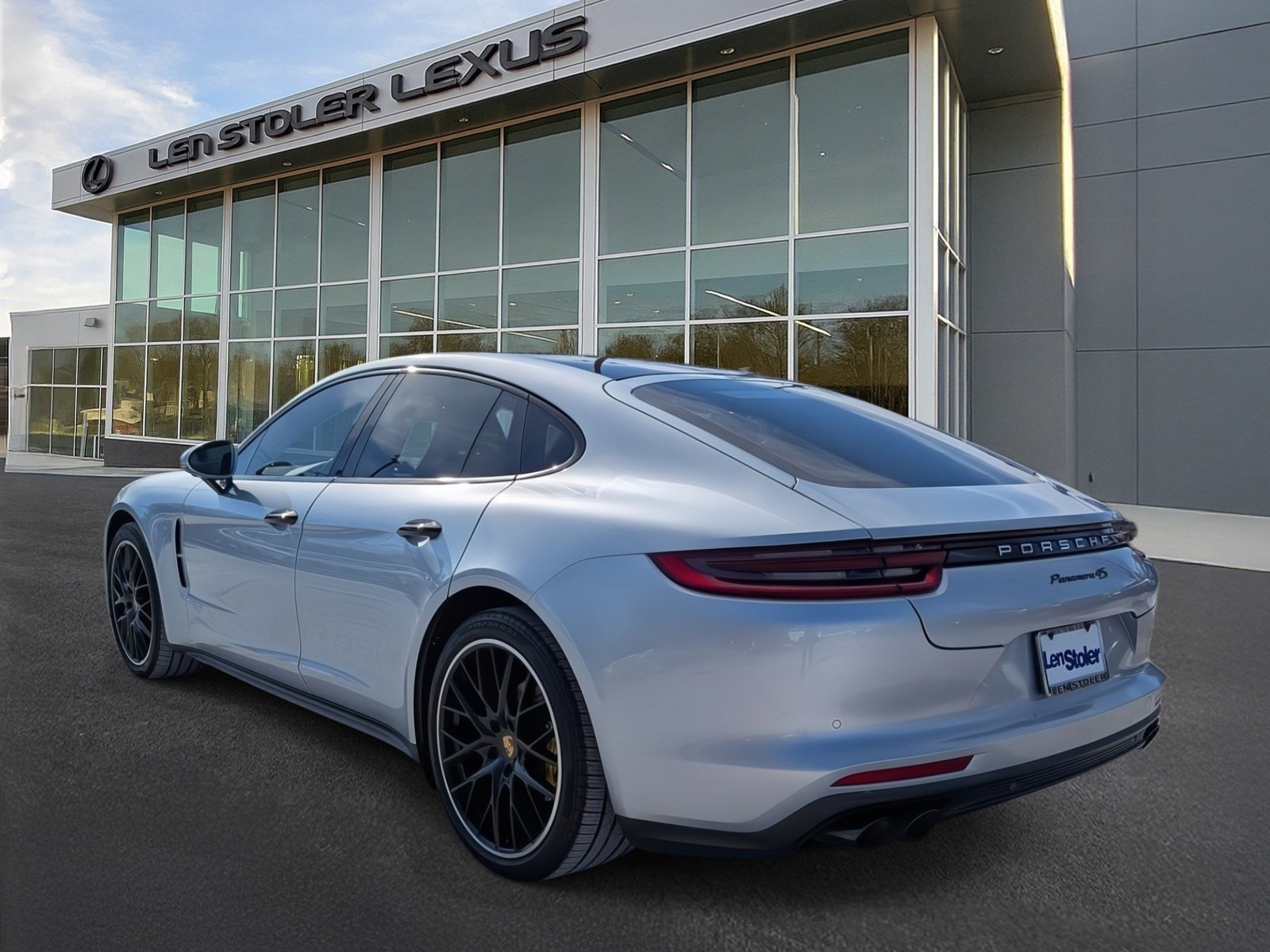 Used 2018 Porsche Panamera 4S image 5