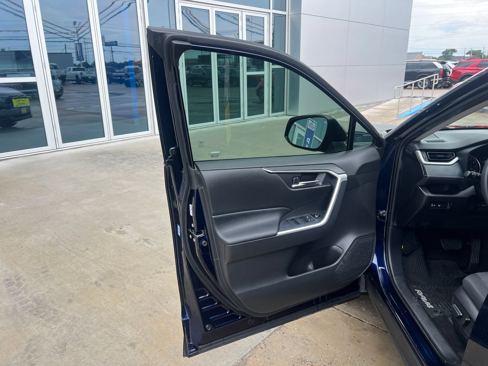 Used 2020 Toyota RAV4 XLE FWD image 9
