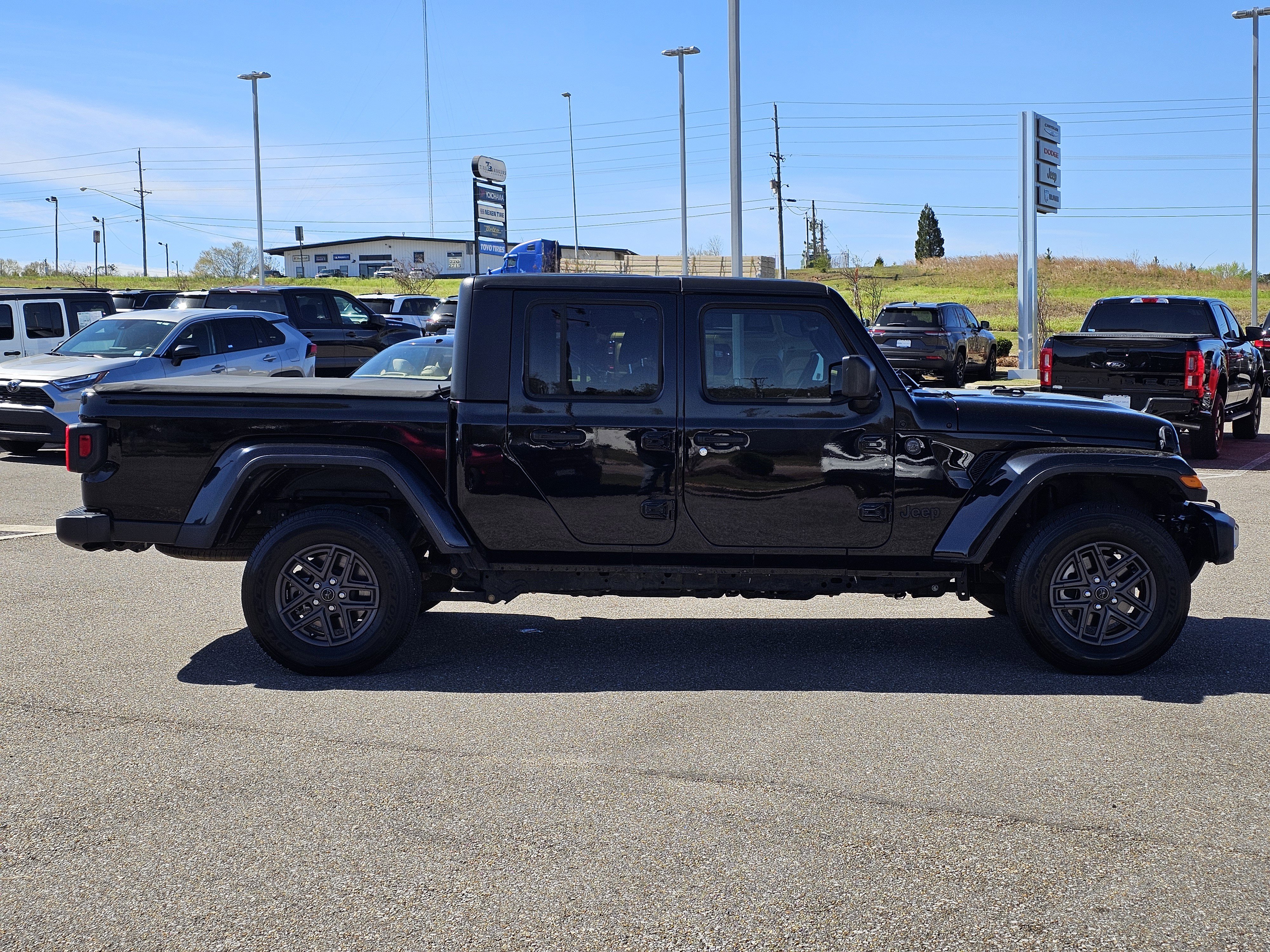 Used 2024 Jeep Gladiator Sport image 8