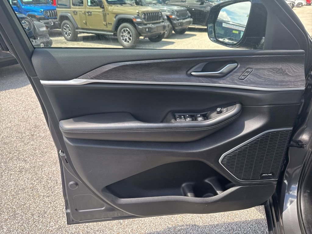 Certified 2023 Jeep Grand Cherokee Limited w/ Black Appearance Package image 5