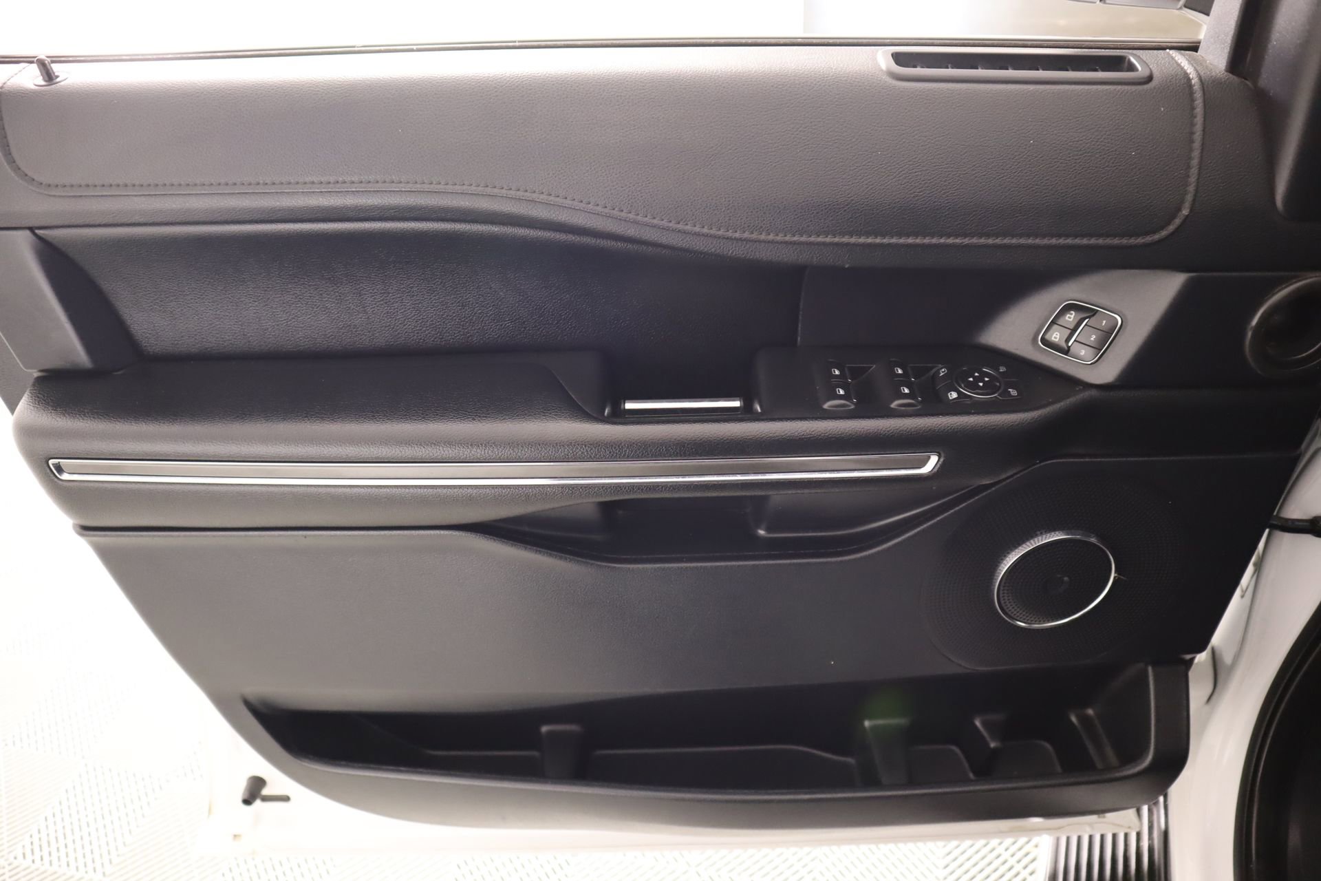 Used 2020 Ford Expedition XLT w/ Equipment Group 202A AWD/4WD image 18