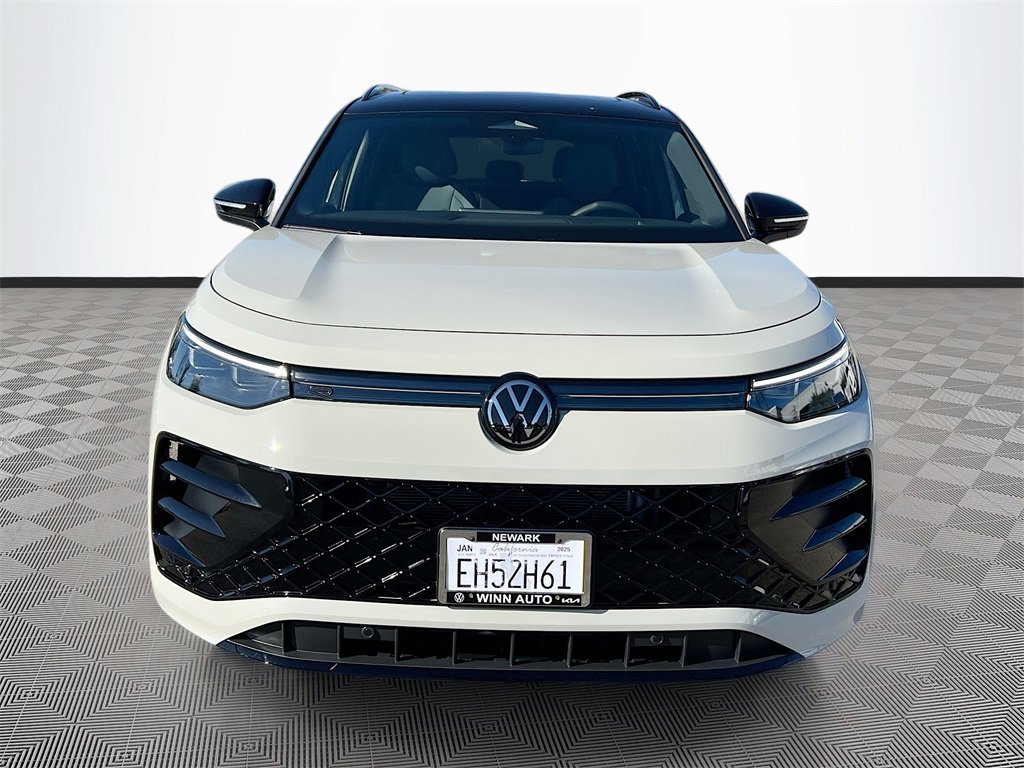 Used 2025 Volkswagen Tiguan SE R-Line image 2