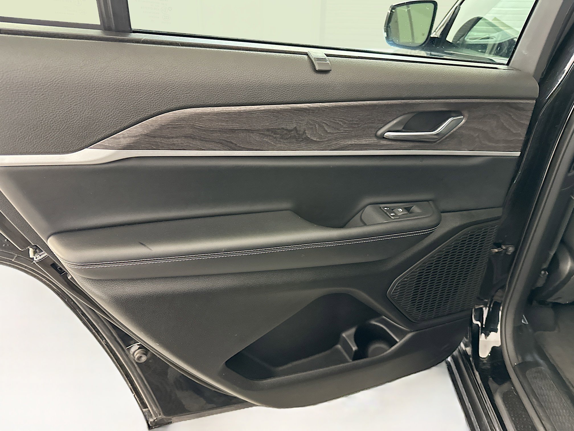 Used 2024 Jeep Grand Cherokee L Limited w/ Luxury Tech Group II image 28