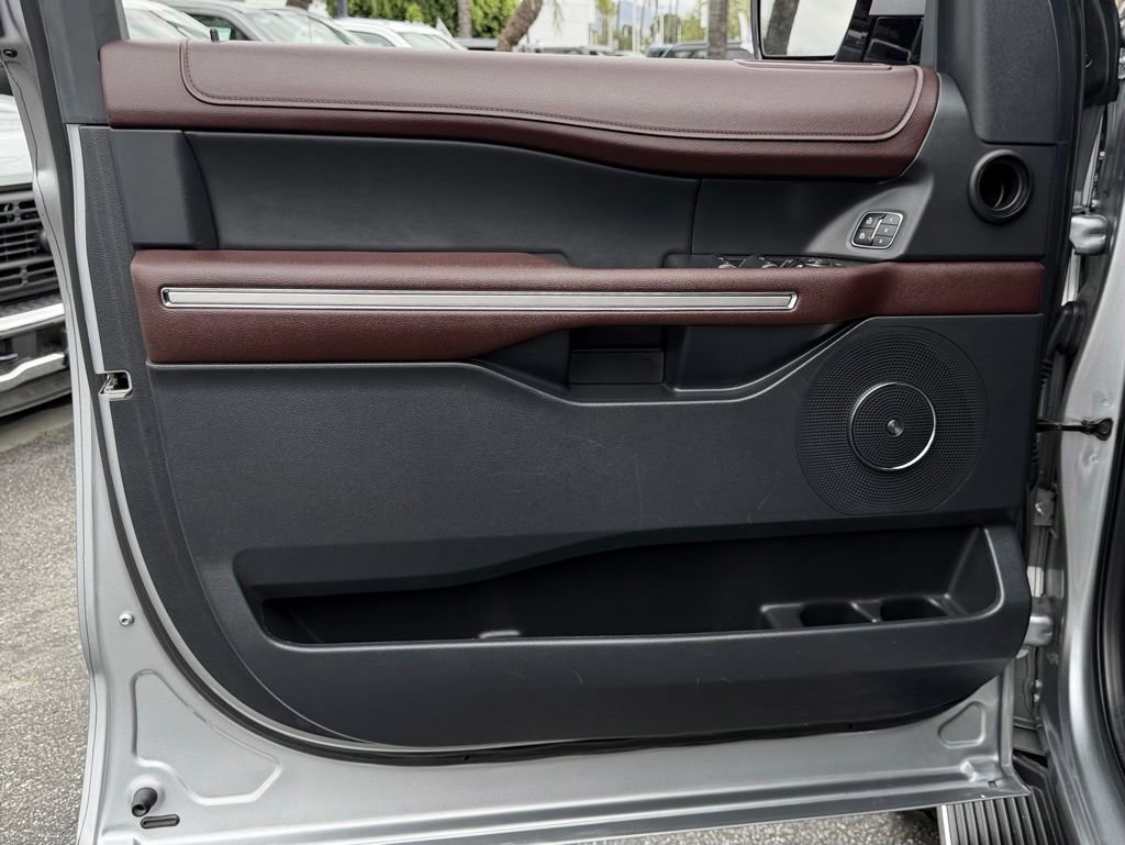Used 2022 Ford Expedition Max Limited image 14