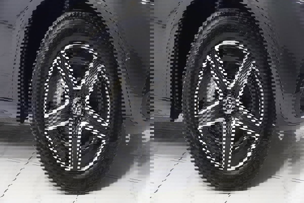 Used 2025 Mercedes-Benz GLC 300 4MATIC SUV image 16