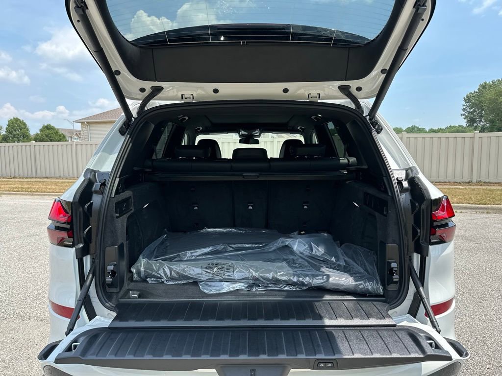 New 2026 BMW X5 M60i w/ Executive Package image 24
