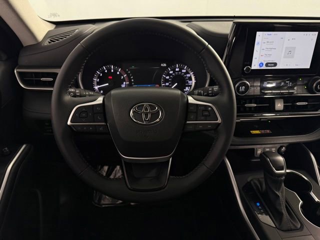 Used 2025 Toyota Highlander XLE FWD image 21