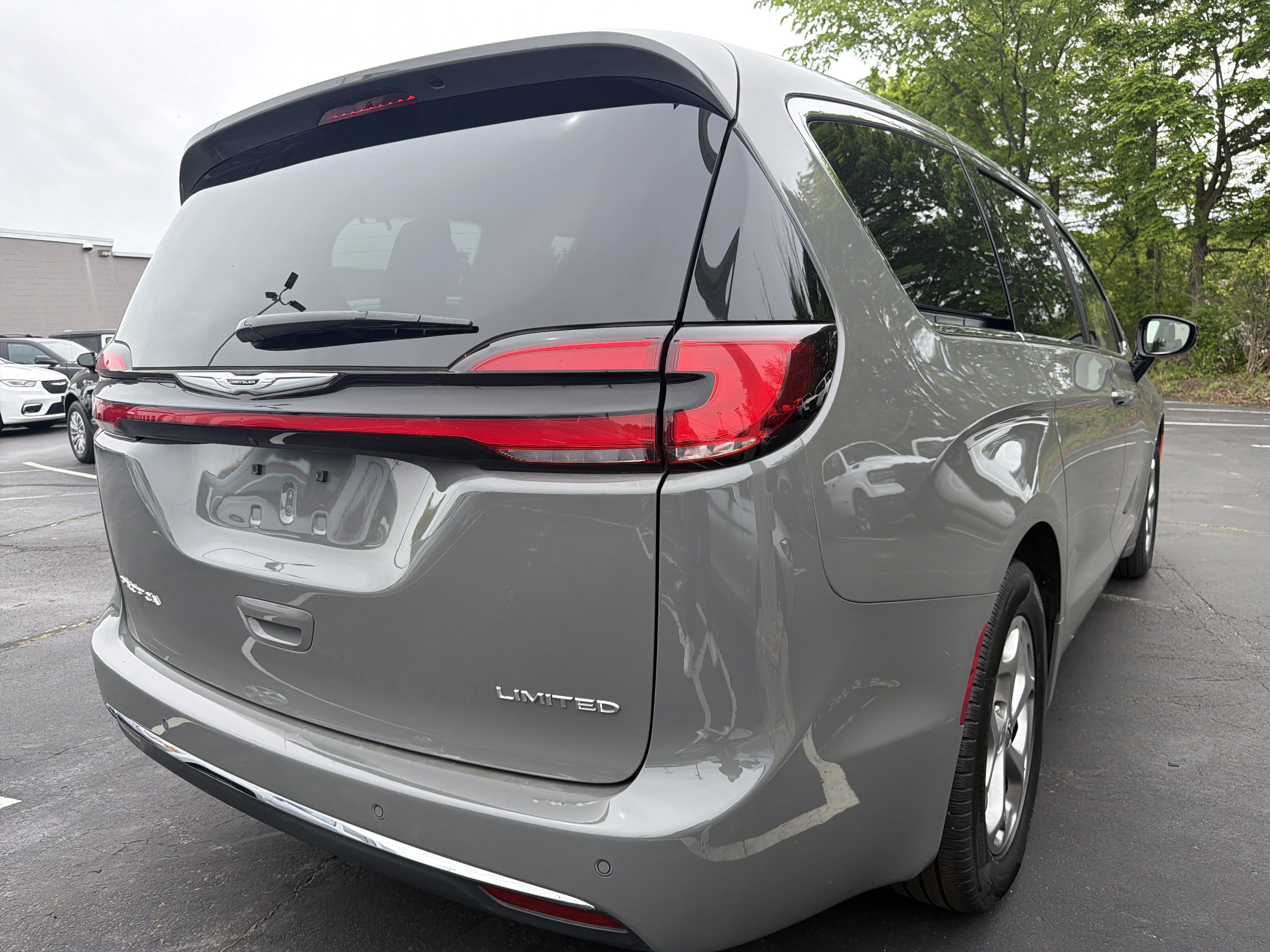 Used 2024 Chrysler Pacifica Limited FWD image 7