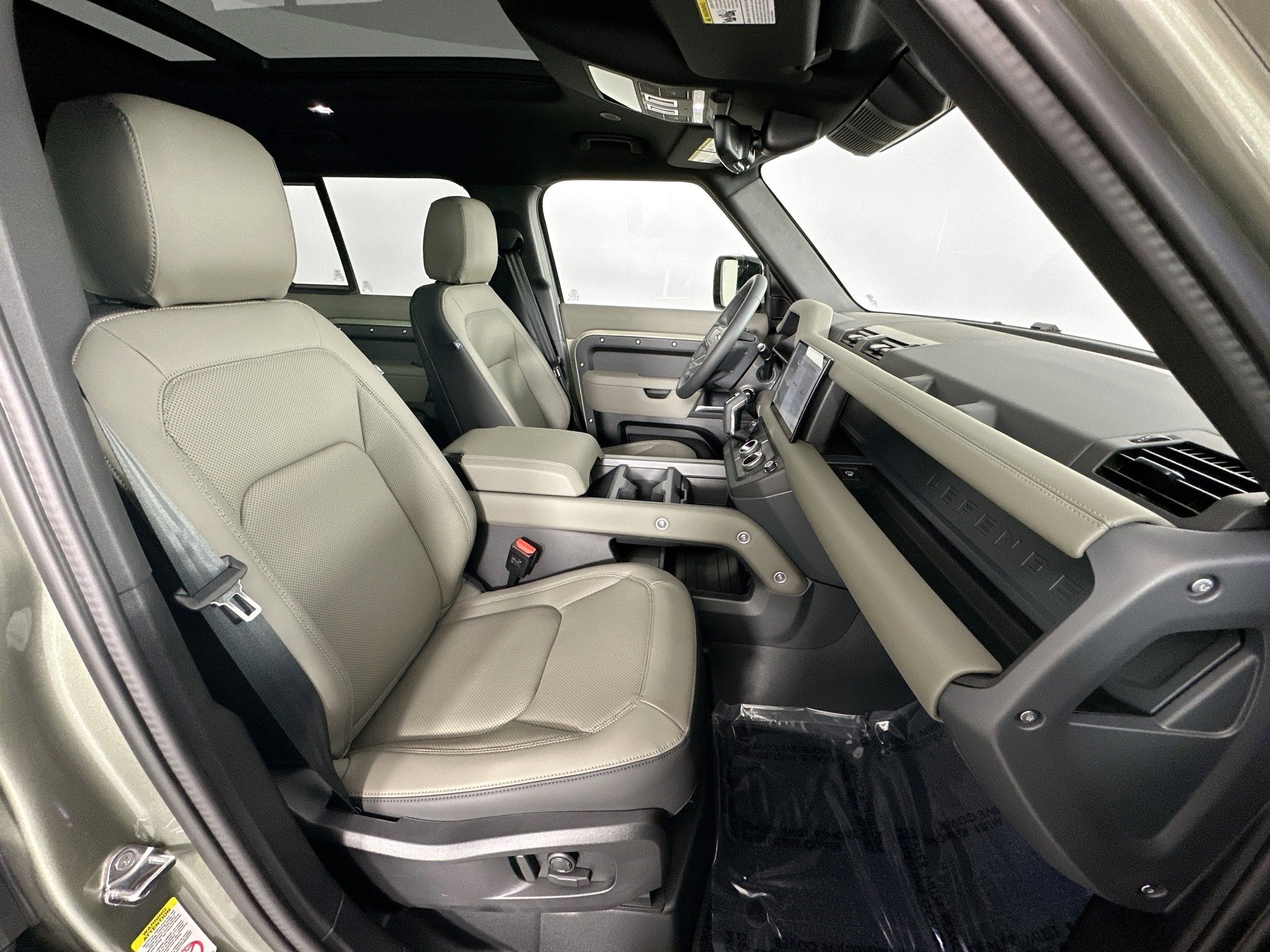Used 2025 Land Rover Defender 110 S image 25