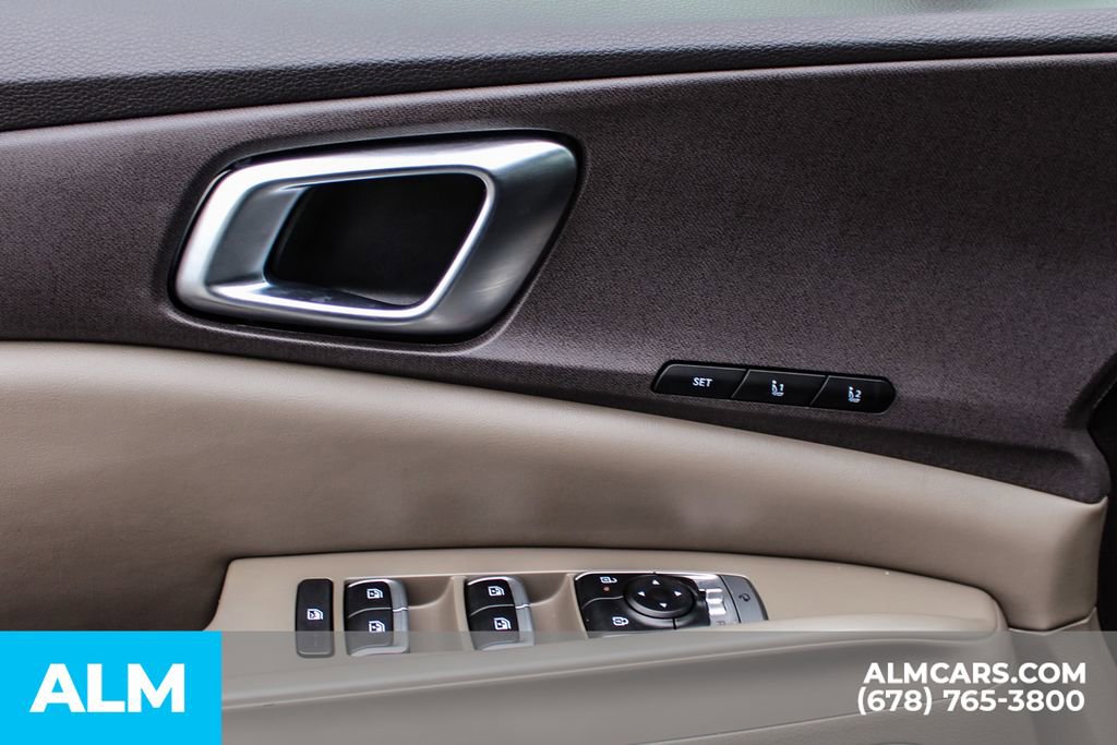 Used 2025 Kia Carnival EX image 40