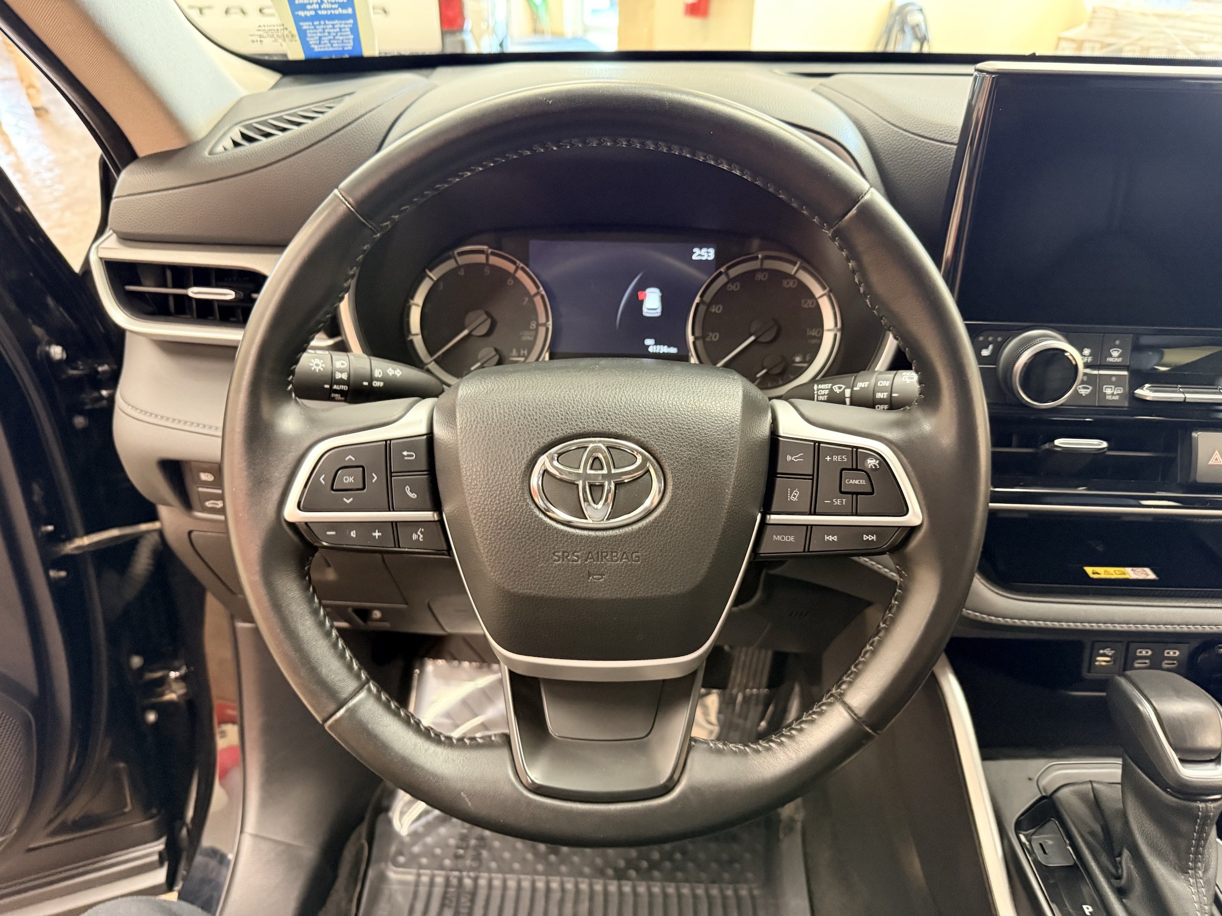 Used 2023 Toyota Highlander XLE AWD/4WD image 32