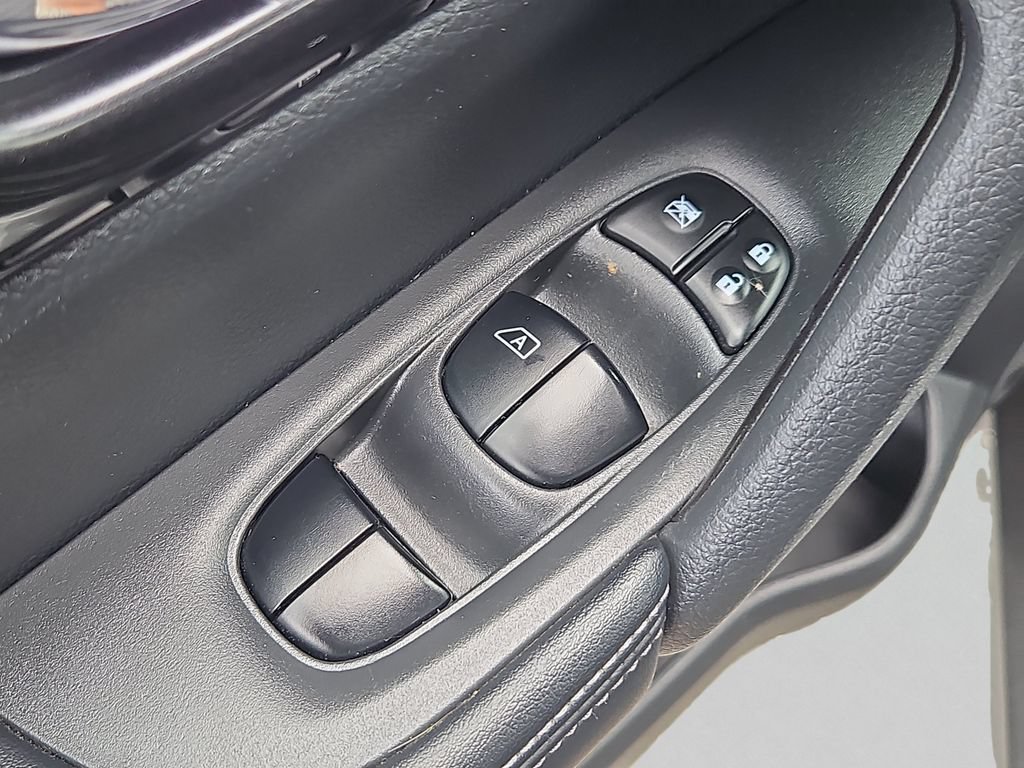Used 2018 Nissan Rogue SV AWD/4WD image 15