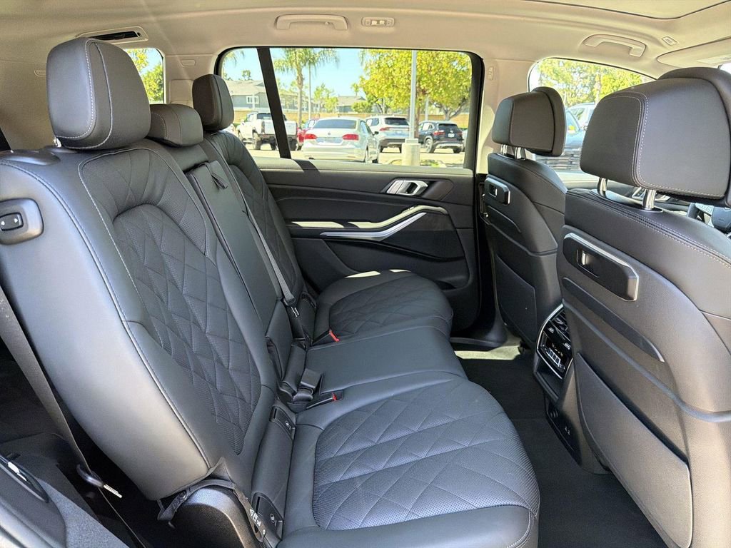 Used 2025 BMW X7 xDrive40i w/ Climate Comfort Package image 31