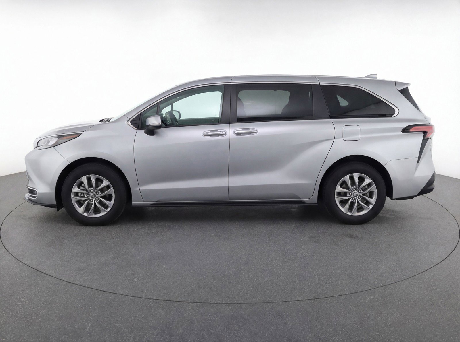 Used 2024 Toyota Sienna XLE image 5