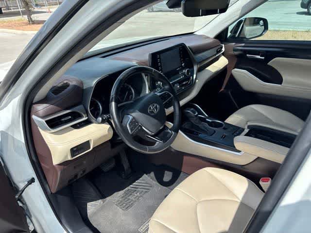 Used 2021 Toyota Highlander XLE FWD image 9