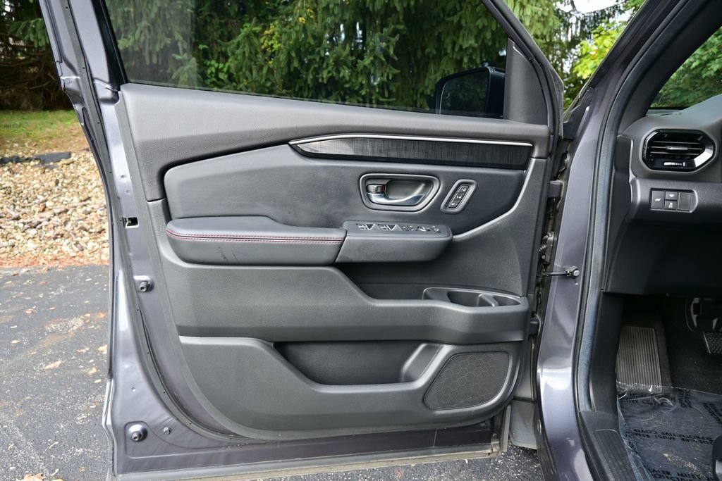 Certified 2025 Honda Pilot Black Edition image 9