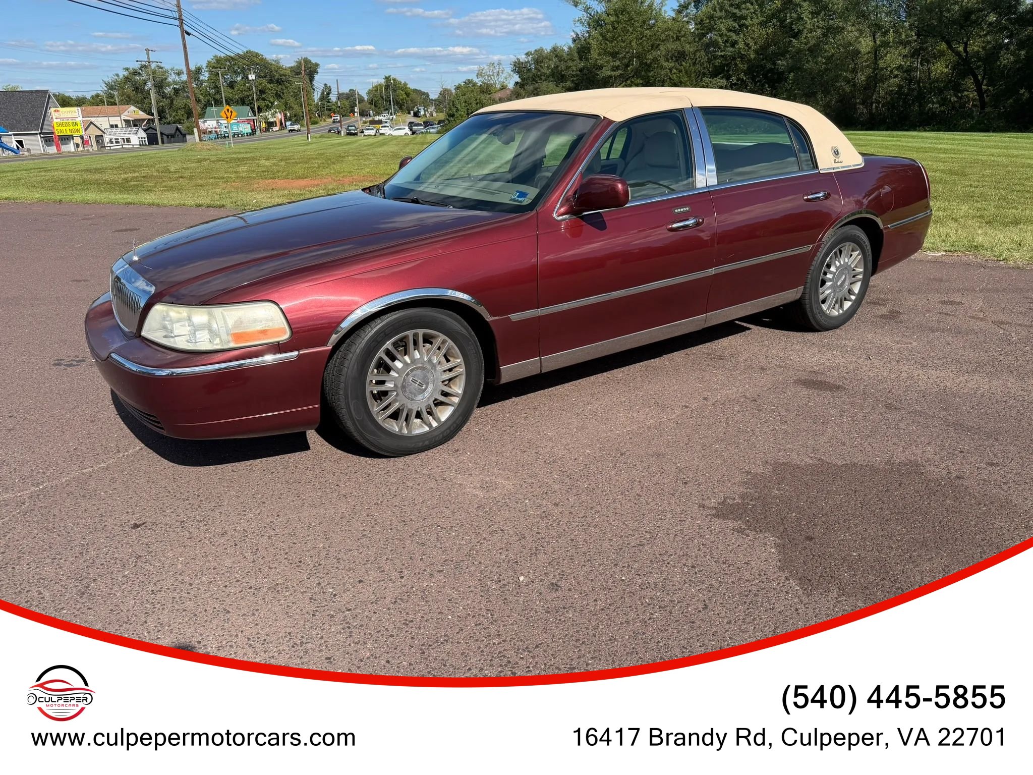 Used 2004 Lincoln Town Car Signature RWD image 2