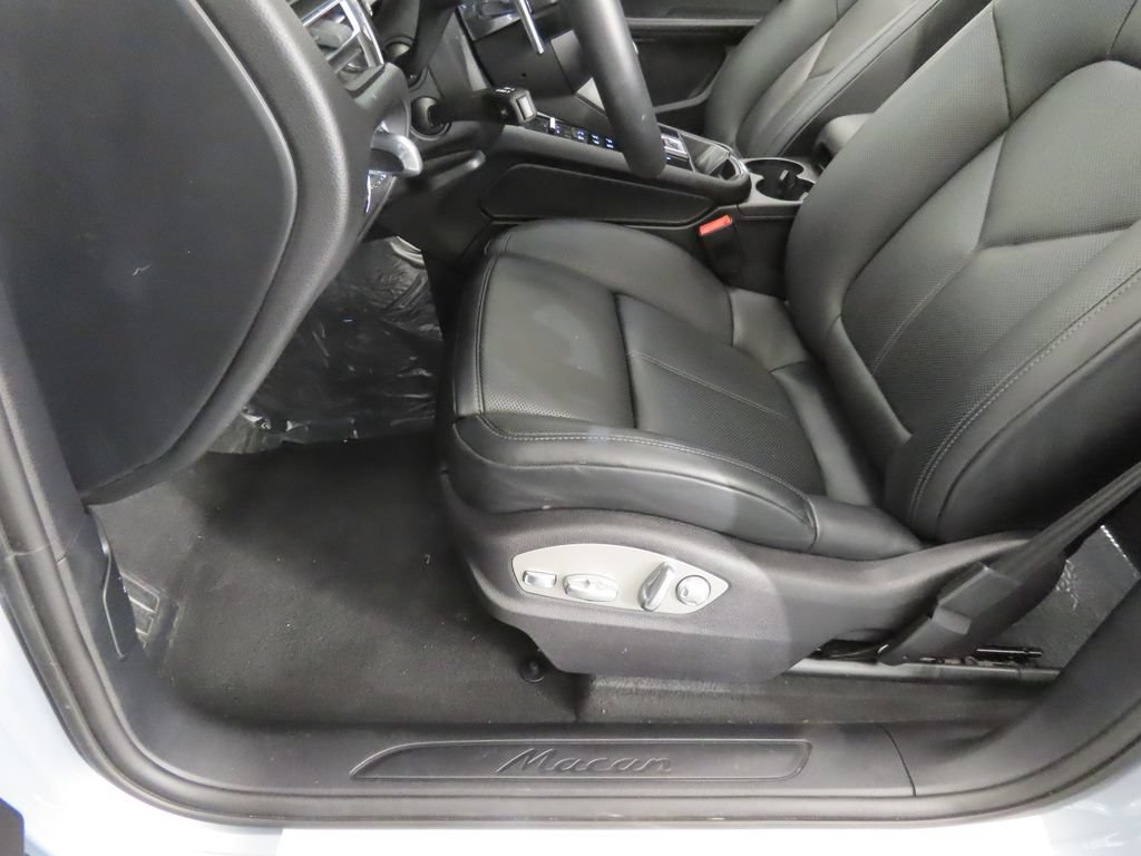 Certified 2026 Porsche Macan AWD/4WD image 40