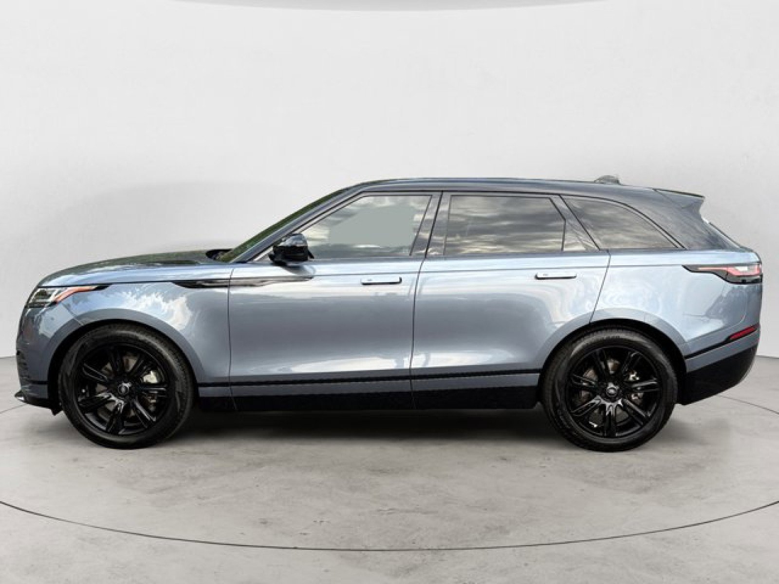 Certified 2022 Land Rover Range Rover Velar R-Dynamic S image 7