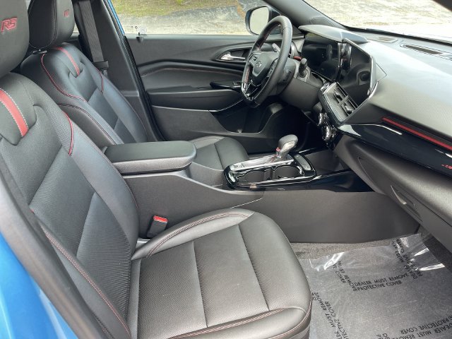 Used 2025 Chevrolet Trax RS w/ Driver Confidence Package FWD image 17