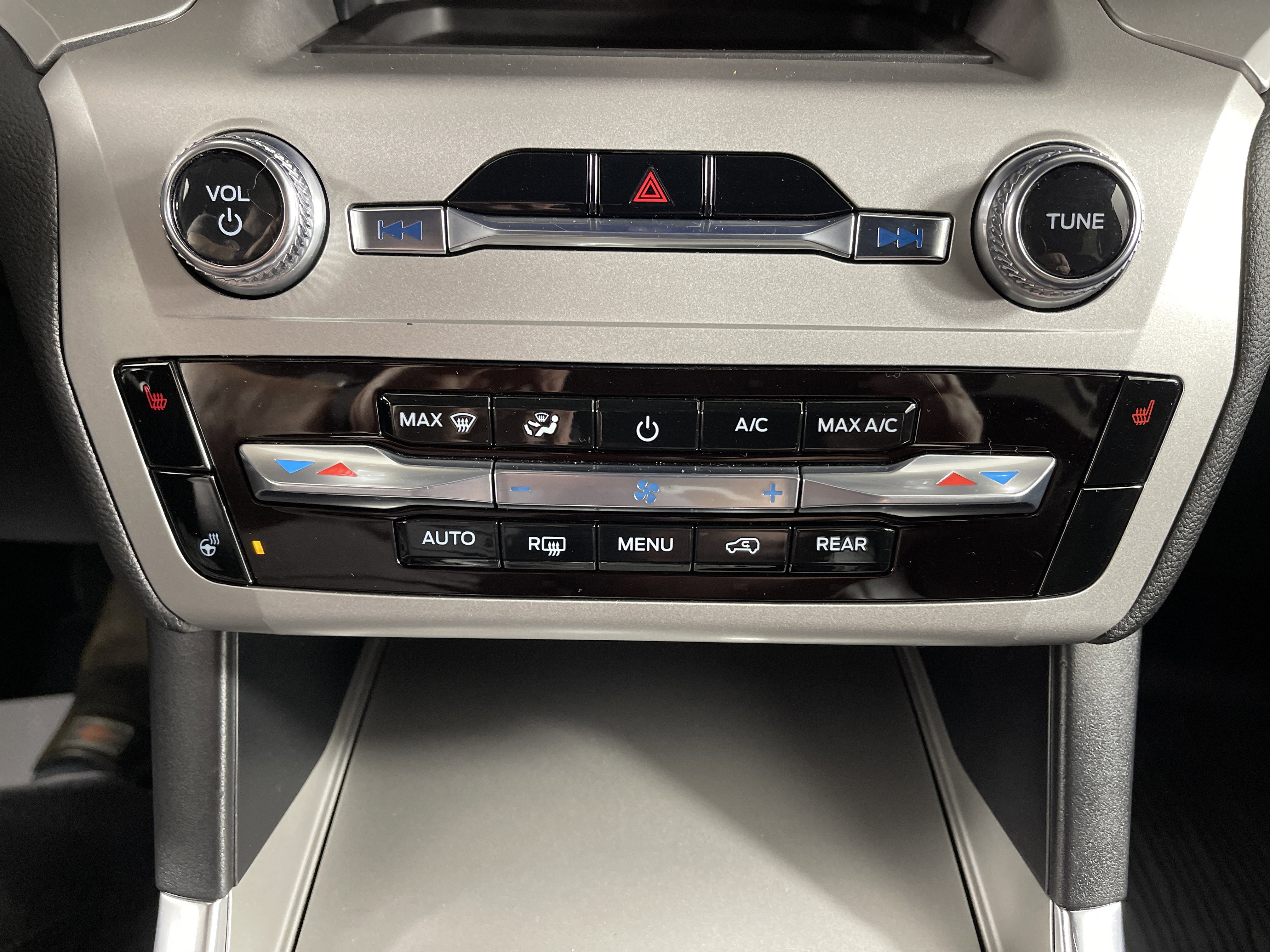 Used 2022 Ford Explorer XLT w/ Equipment Group 202A image 25