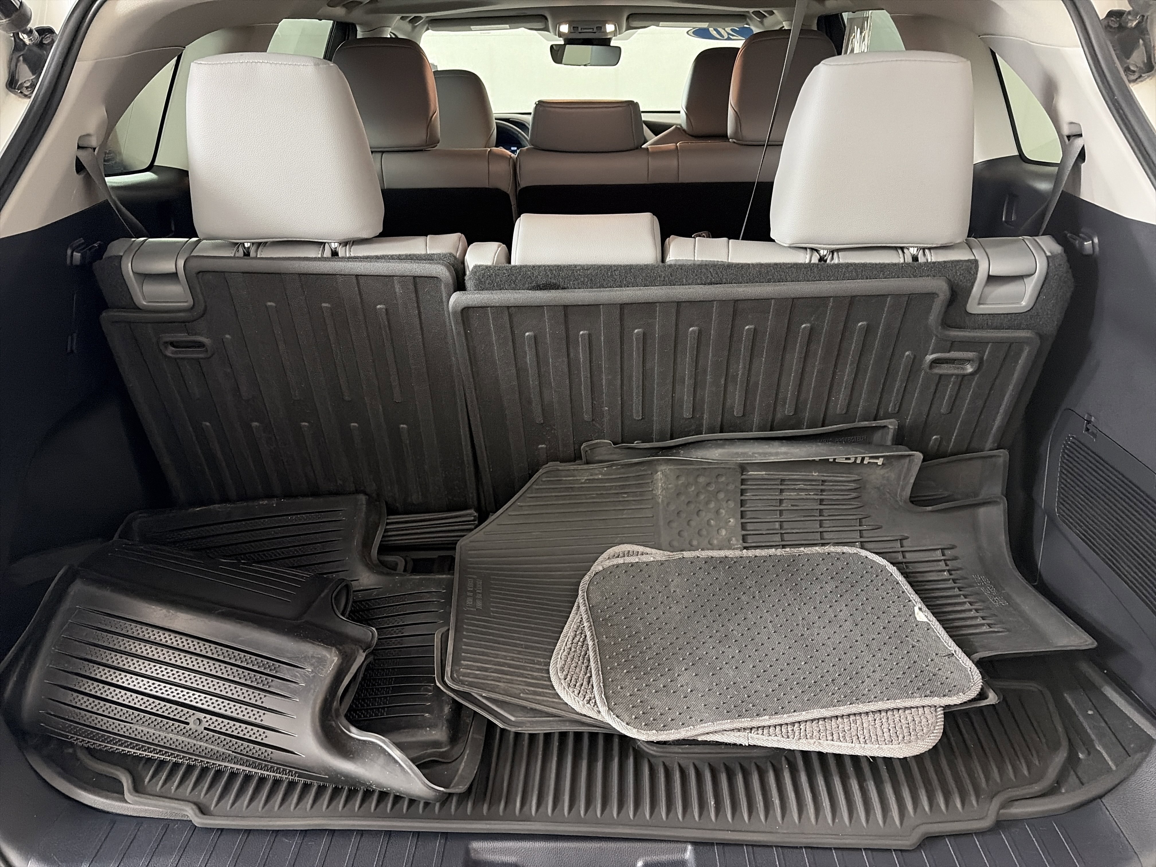 Used 2020 Toyota Highlander XLE image 29