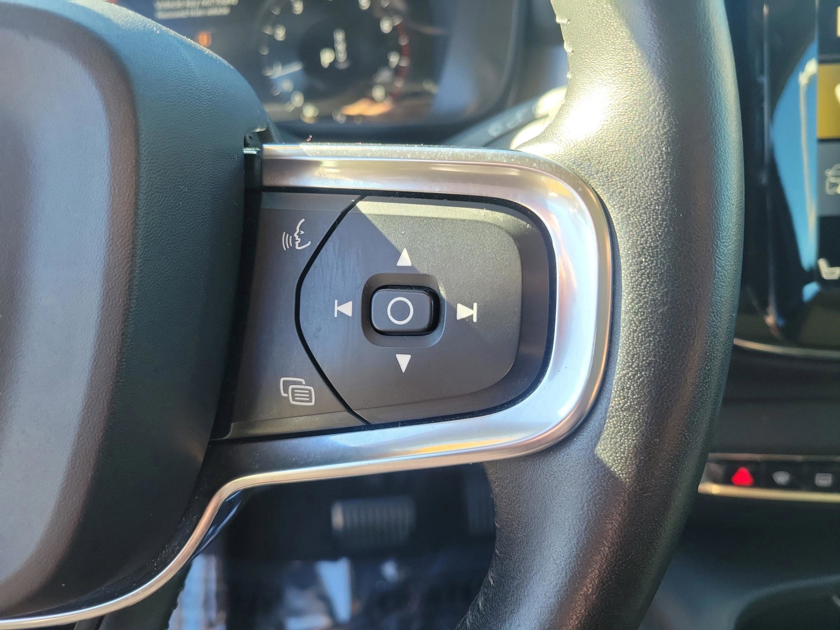 Used 2020 Volvo XC40 T5 Momentum w/ Protection Package Premier image 21