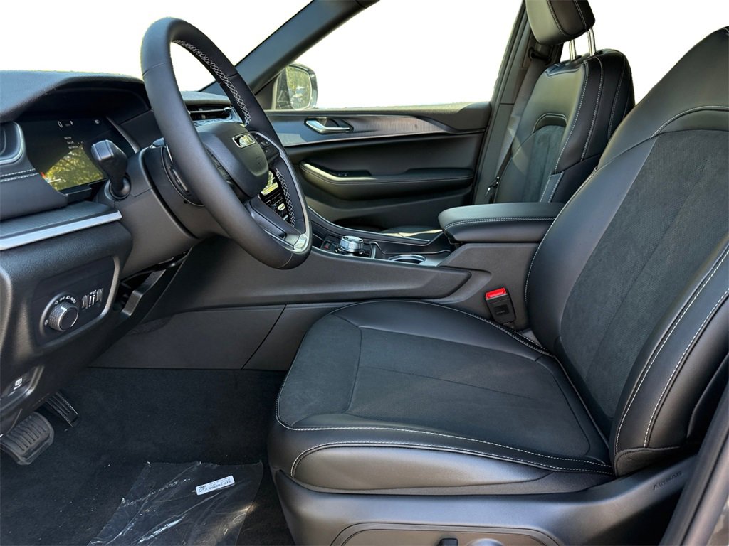 New 2025 Jeep Grand Cherokee Altitude image 9