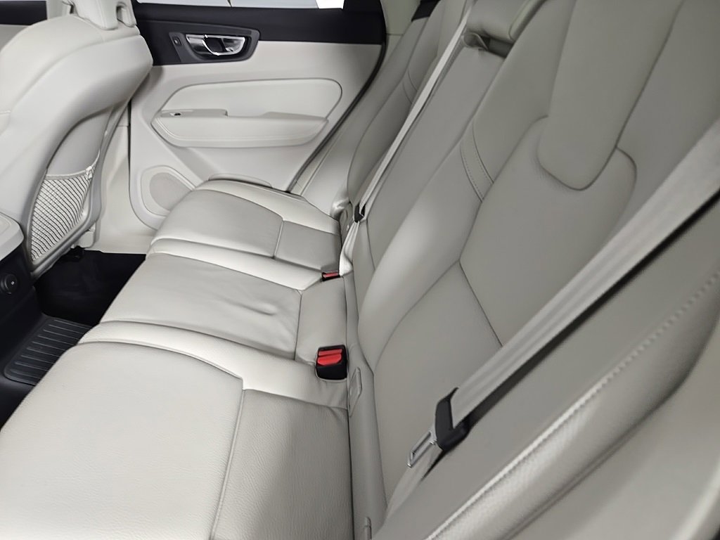 Certified 2025 Volvo XC60 T8 Plus w/ Protection Package Premier image 15