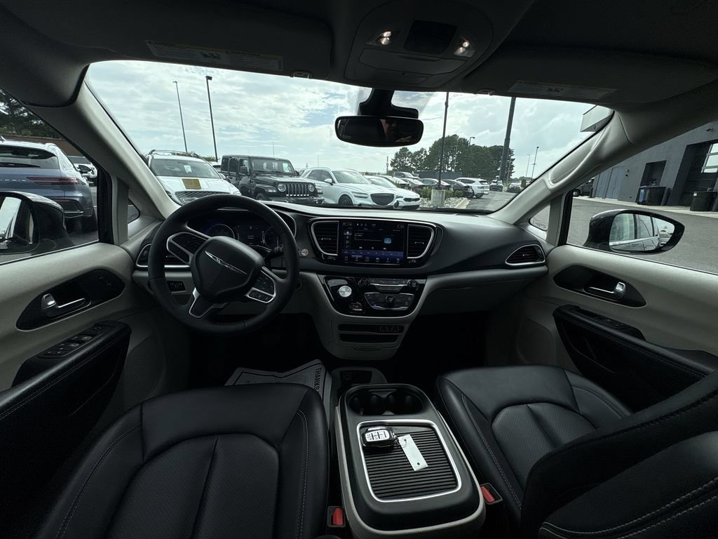 Used 2024 Chrysler Pacifica Touring-L FWD image 10