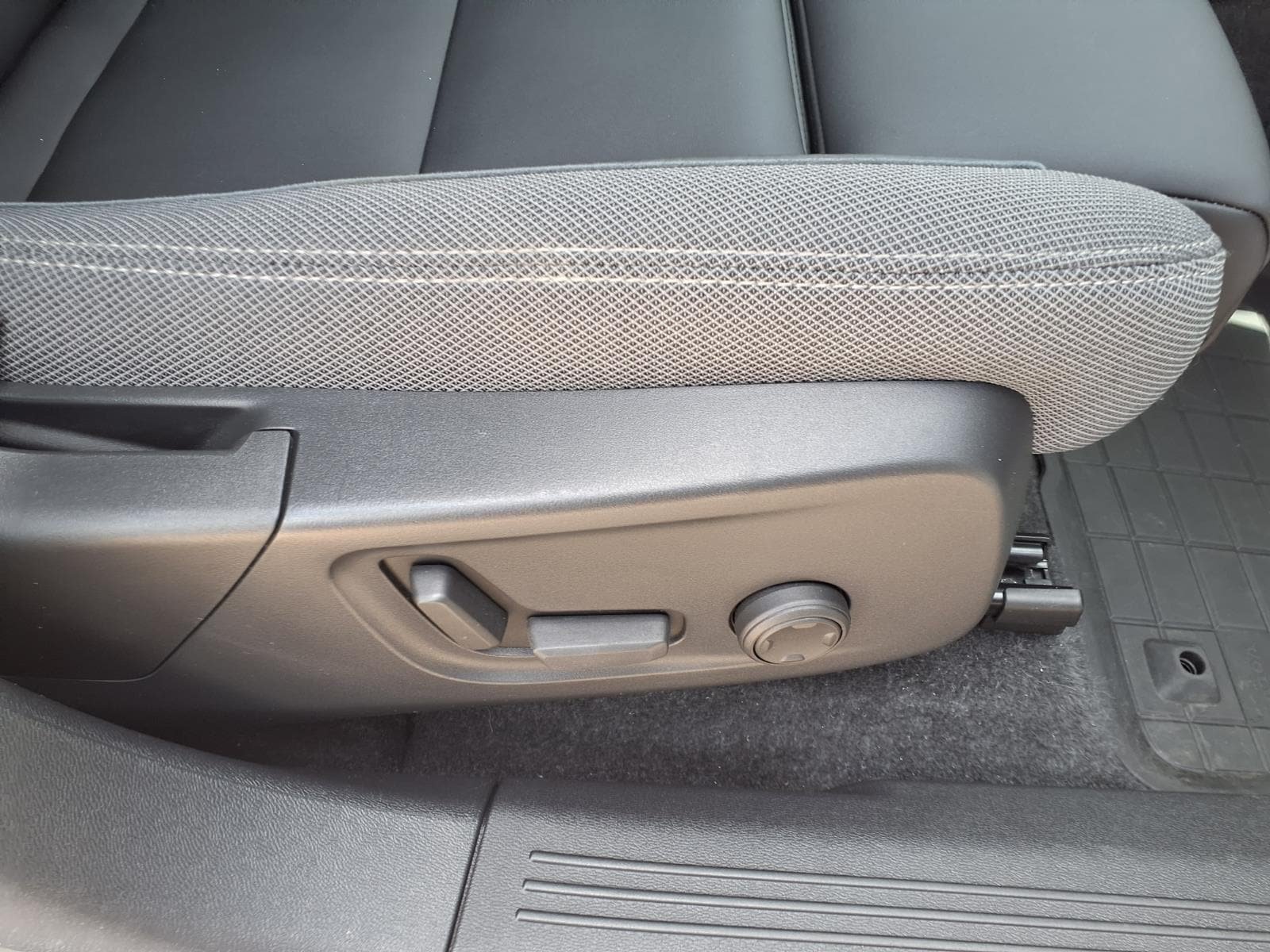 Certified 2023 Volvo XC40 Recharge Ultimate w/ Protection Package Premier AWD/4WD image 12