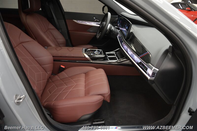 Used 2025 BMW 750e xDrive w/ Premium Package AWD/4WD image 18