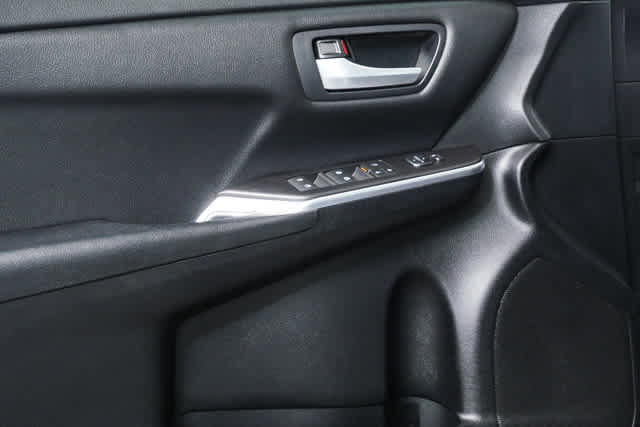 Used 2016 Toyota Camry SE image 6
