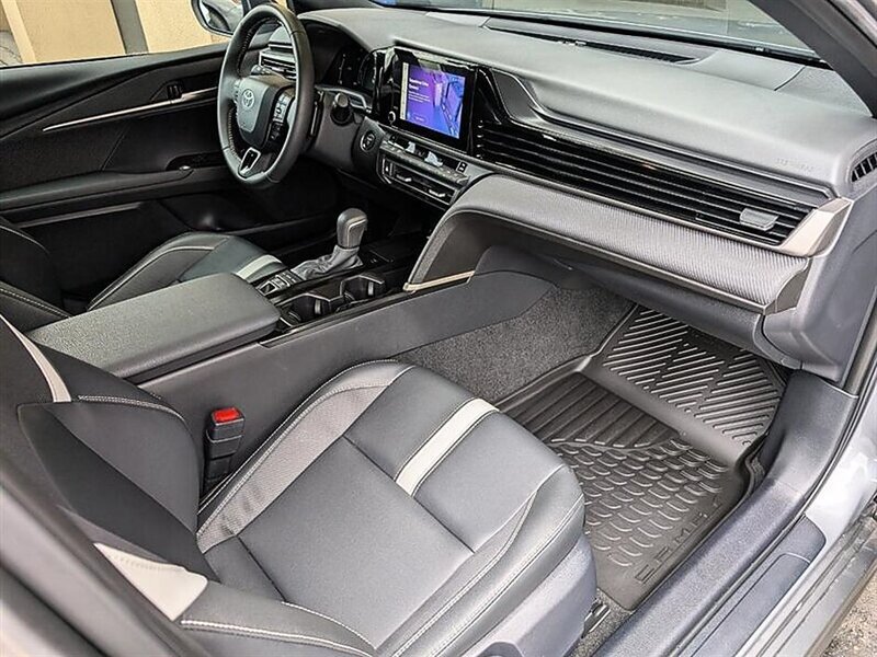 Used 2025 Toyota Camry SE w/ Convenience Package FWD image 4