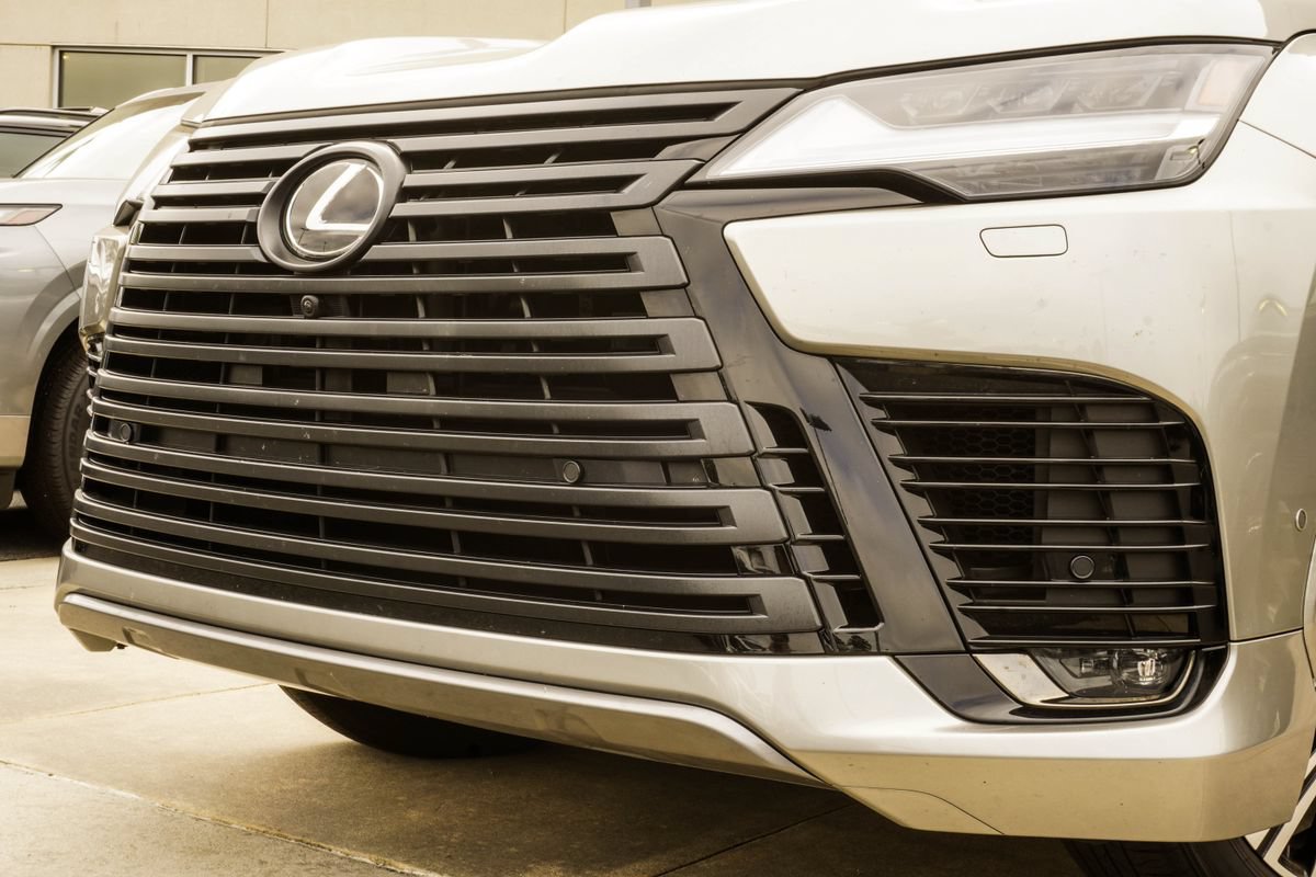 Used 2025 Lexus LX 700h Luxury w/ Appearance Package AWD/4WD image 2