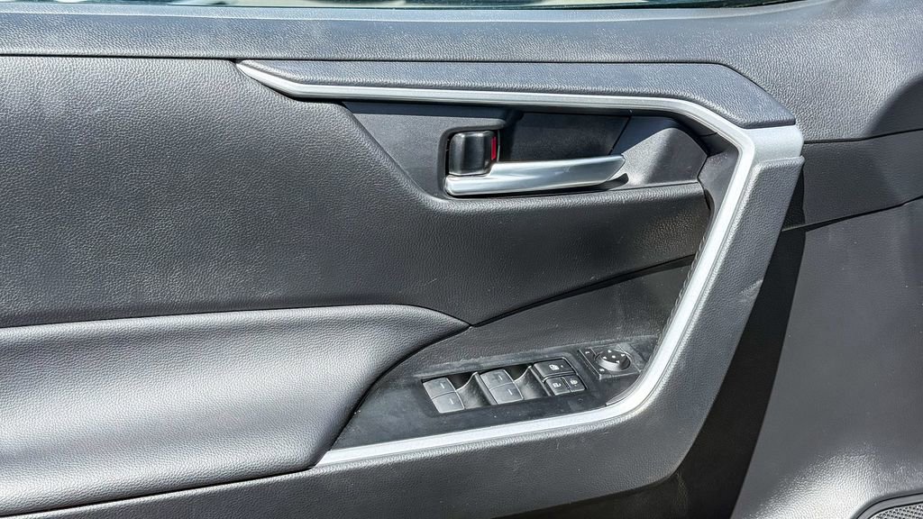 Used 2025 Toyota RAV4 XLE AWD/4WD image 22