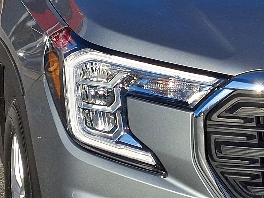 Used 2023 GMC Terrain SLE w/ Driver Convenience Package image 9