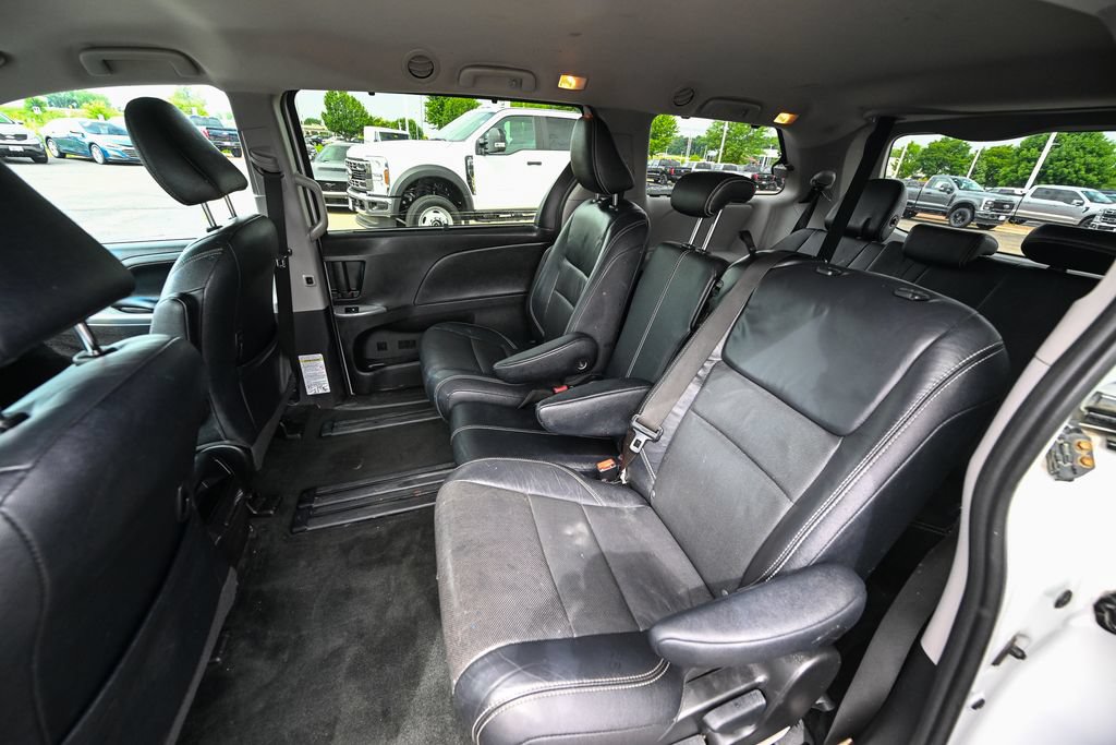 Used 2017 Toyota Sienna SE FWD image 22