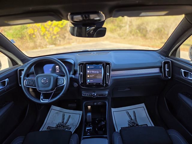 Used 2025 Volvo XC40 B5 Plus image 21
