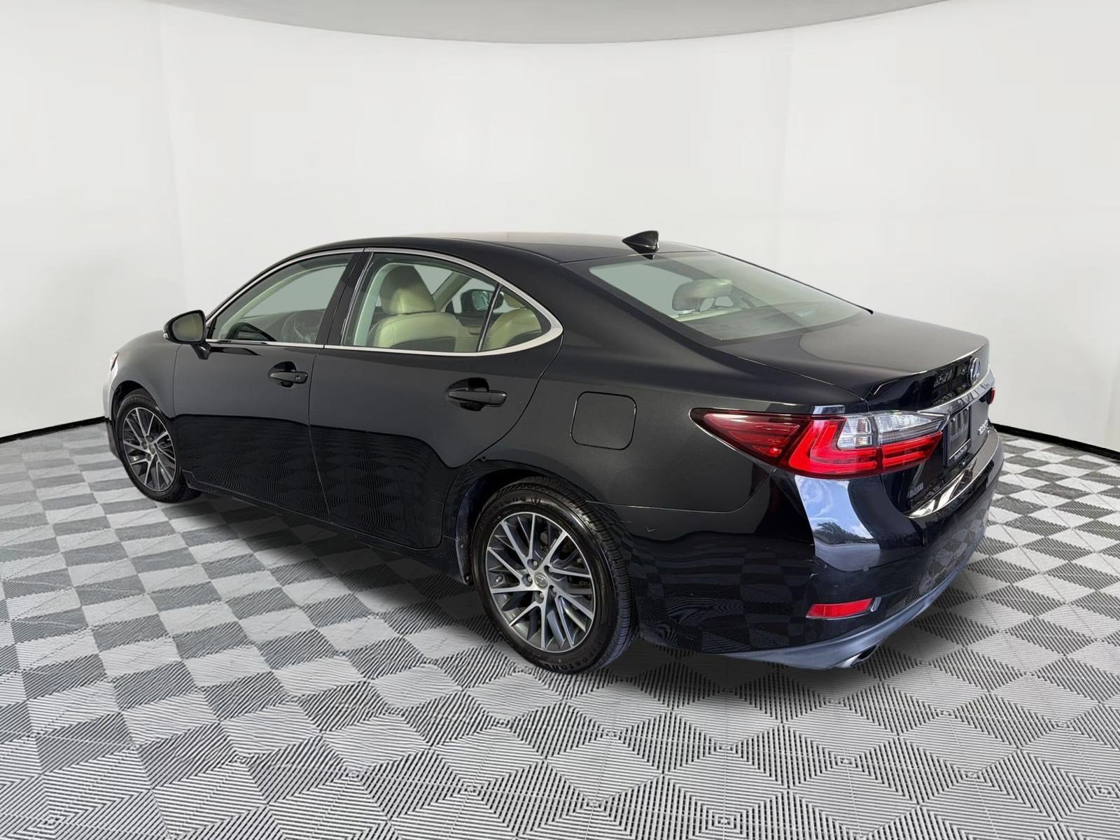 Used 2016 Lexus ES 350 w/ Luxury Package w/Wood Trim FWD image 3