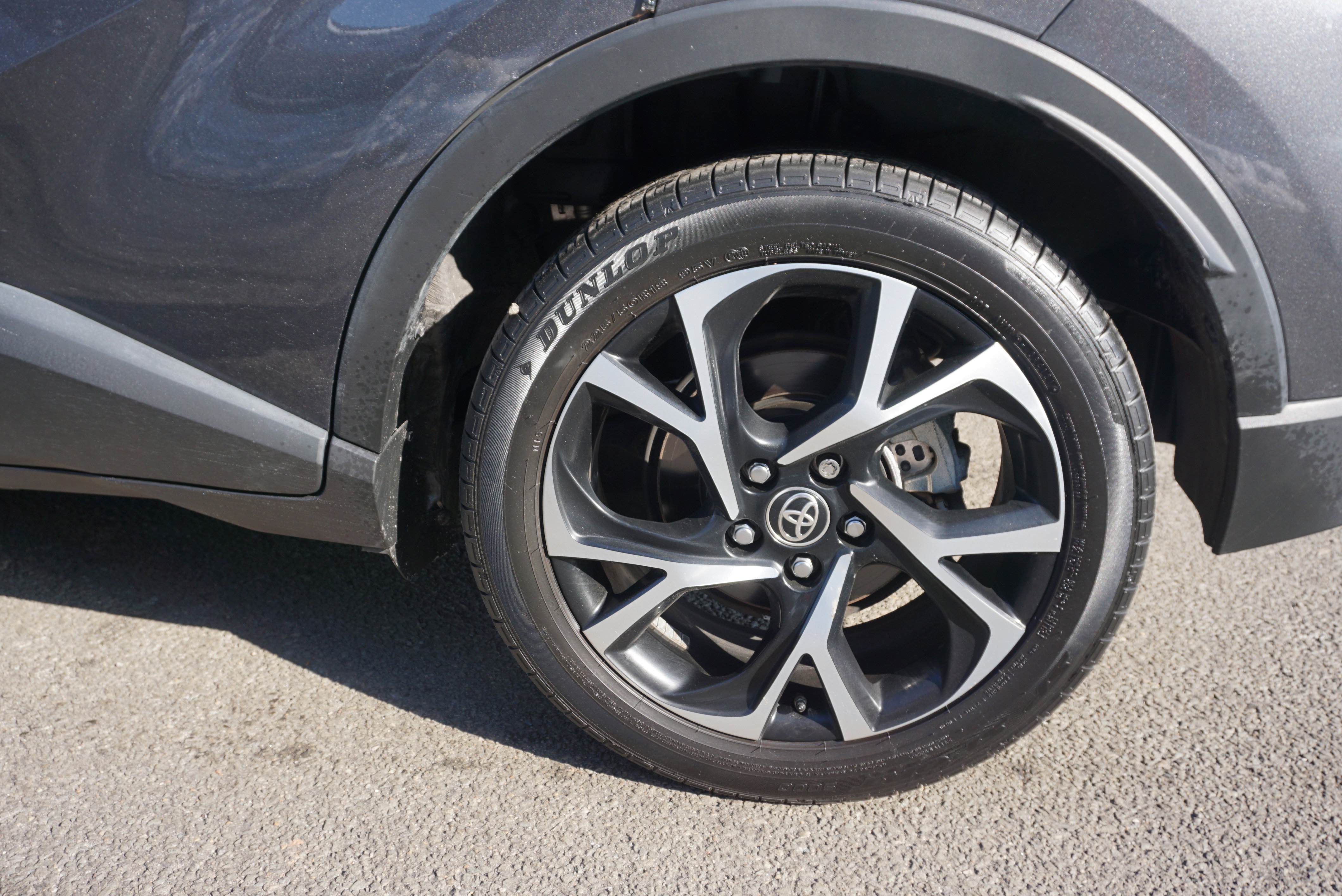 Used 2022 Toyota C-HR XLE image 6